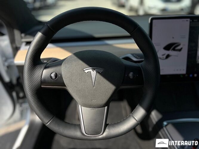 Tesla Model 3 33 interauto-car