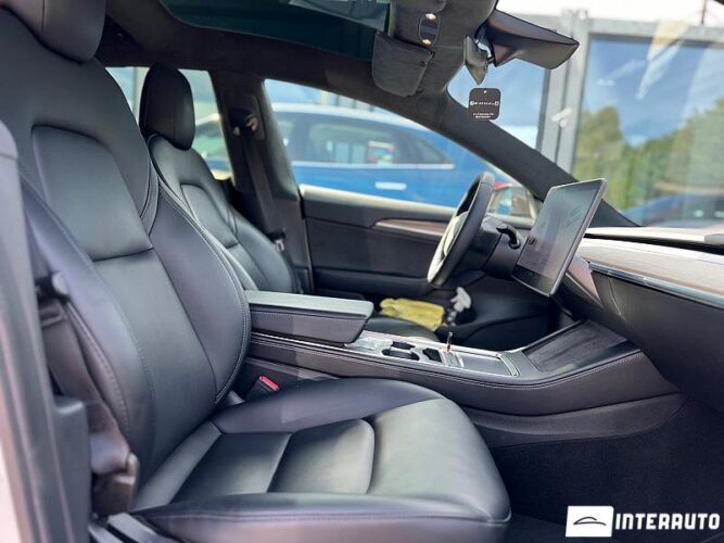 Tesla Model 3 36 interauto-car