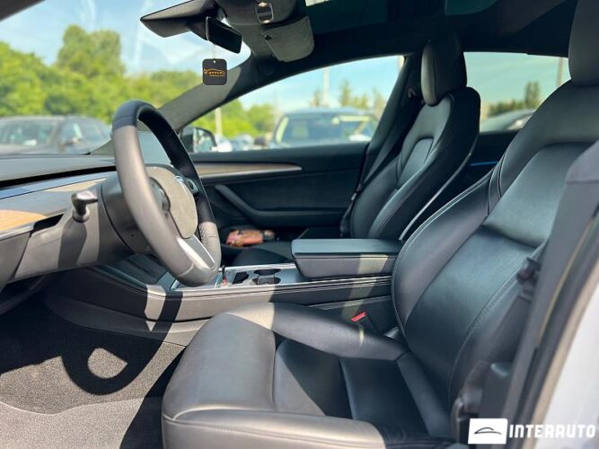 Tesla Model 3 32 interauto-car