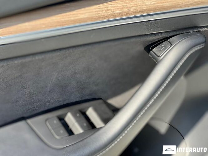 Tesla Model 3 31 interauto-car