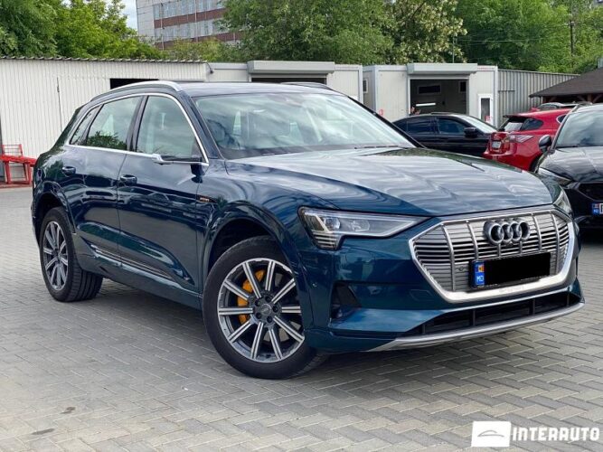 Audi E-tron 43 interauto-car