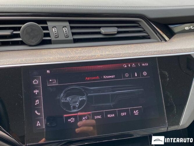 Audi E-tron 54 interauto-car