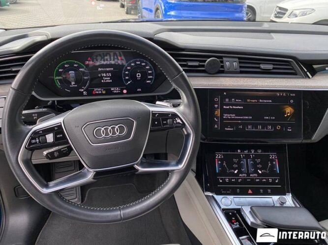 Audi E-tron 52 interauto-car