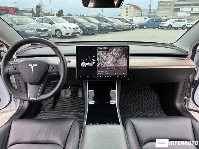 Tesla Model 3 38 interauto-car