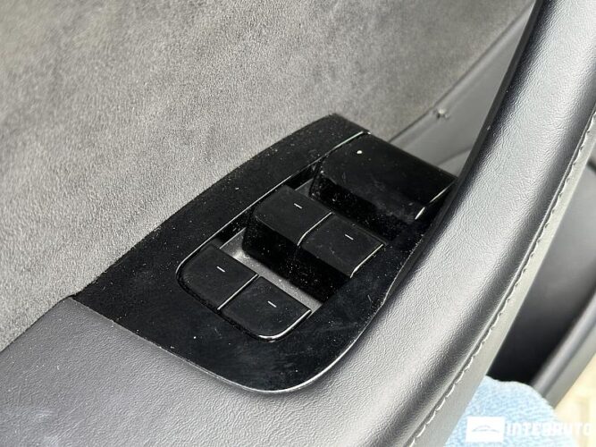 Tesla Model 3 43 interauto-car