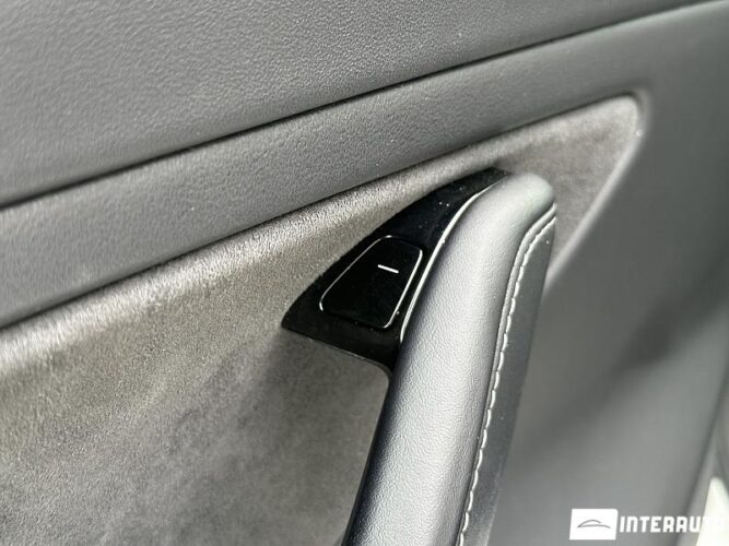 Tesla Model 3 44 interauto-car