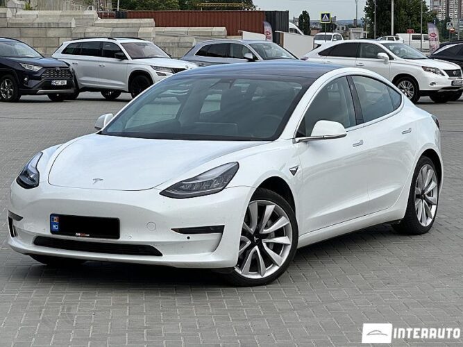 Tesla Model 3 32 interauto-car