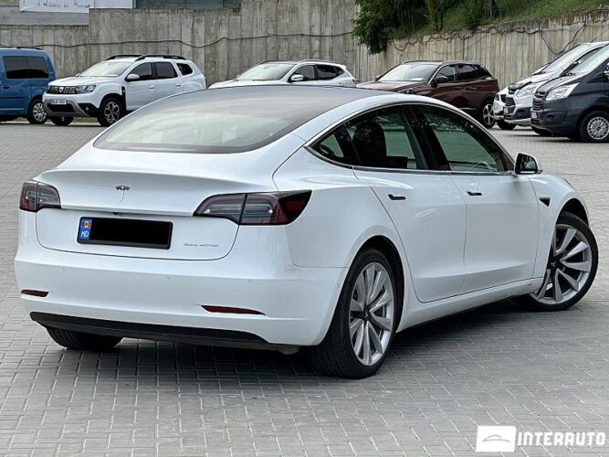 Tesla Model 3 33 interauto-car