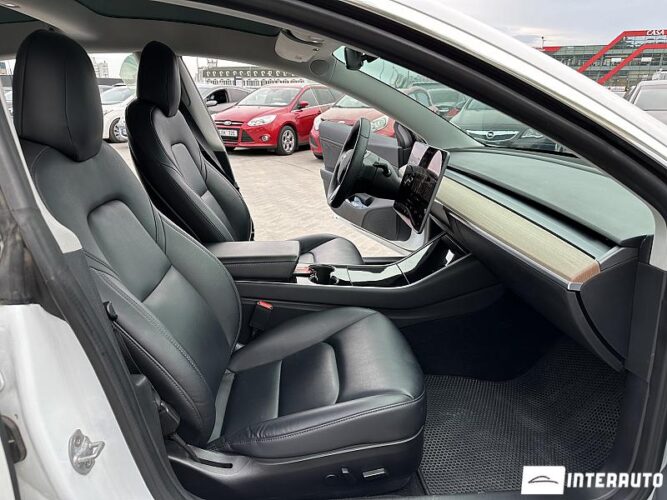 Tesla Model 3 37 interauto-car