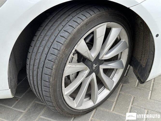 Tesla Model 3 47 interauto-car