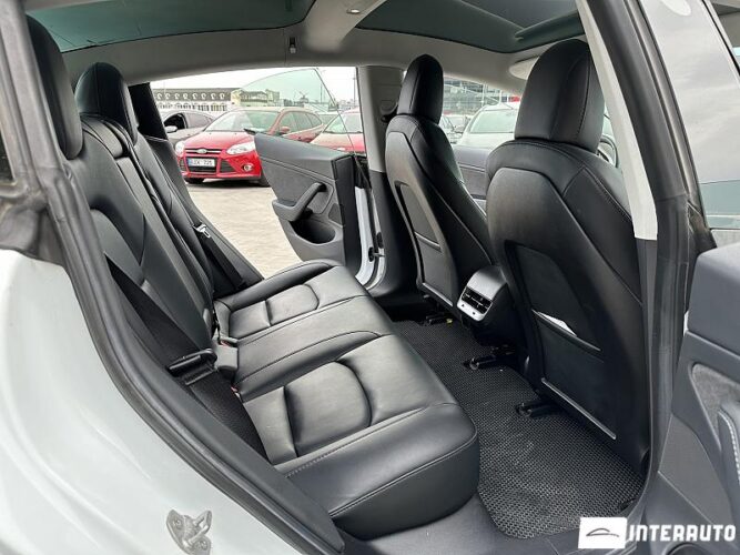 Tesla Model 3 36 interauto-car