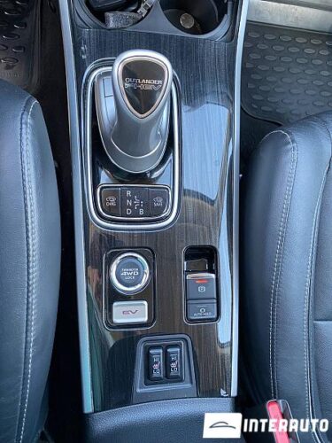 Mitsubishi Outlander 44 interauto-car