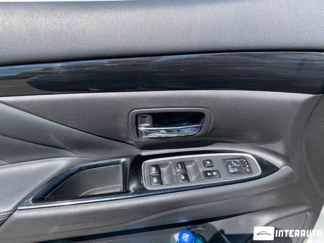 Mitsubishi Outlander 37 interauto-car