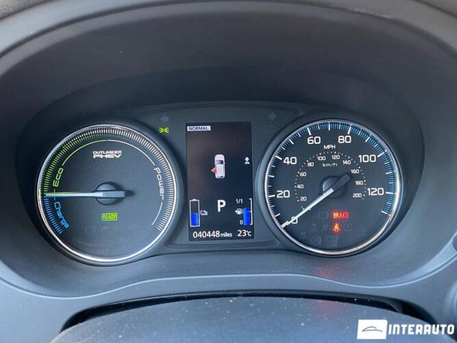 Mitsubishi Outlander 40 interauto-car