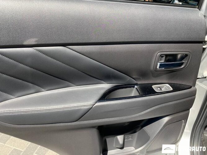 Mitsubishi Outlander 48 interauto-car