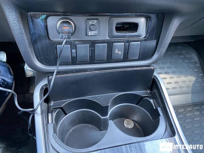 Mitsubishi Outlander 43 interauto-car