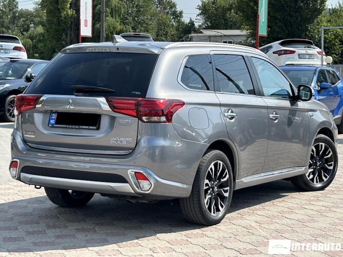 Mitsubishi Outlander 34 interauto-car