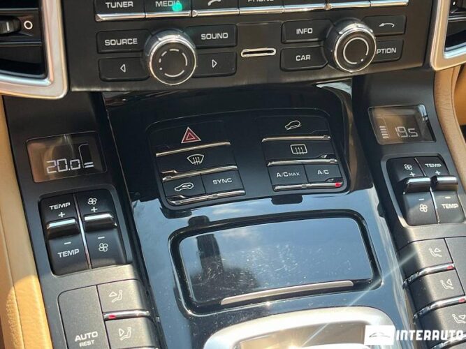 Porsche Cayenne S Hybrid 42 interauto-car