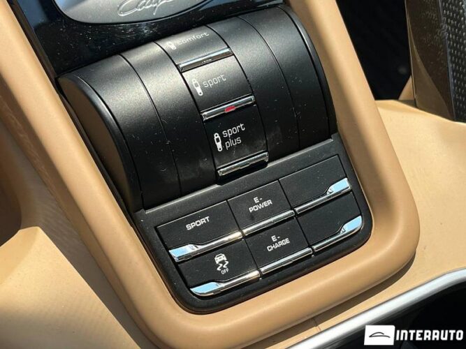 Porsche Cayenne S Hybrid 47 interauto-car