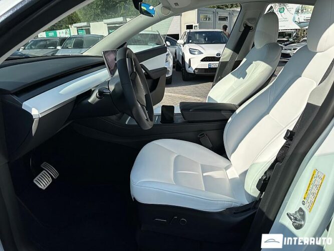 Tesla Model Y 34 interauto-car