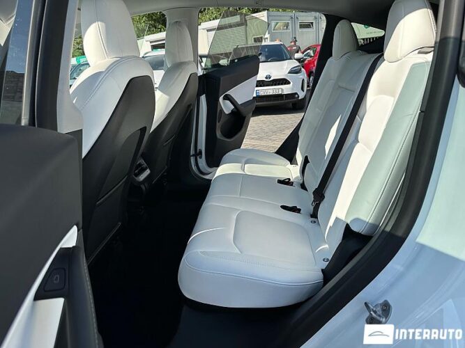 Tesla Model Y 35 interauto-car