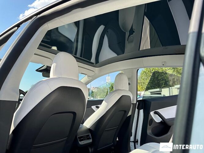 Tesla Model Y 44 interauto-car