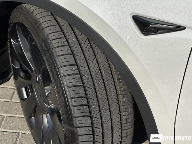 Tesla Model Y 47 interauto-car