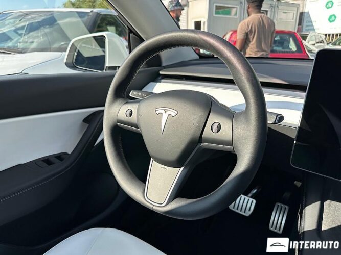 Tesla Model Y 37 interauto-car