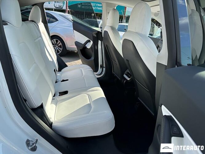 Tesla Model Y 41 interauto-car