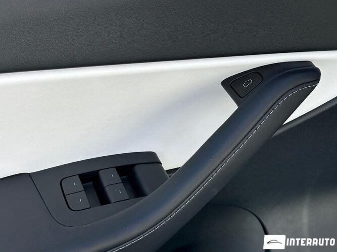 Tesla Model Y 45 interauto-car