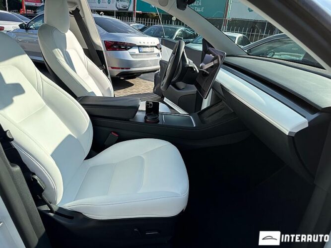 Tesla Model Y 40 interauto-car