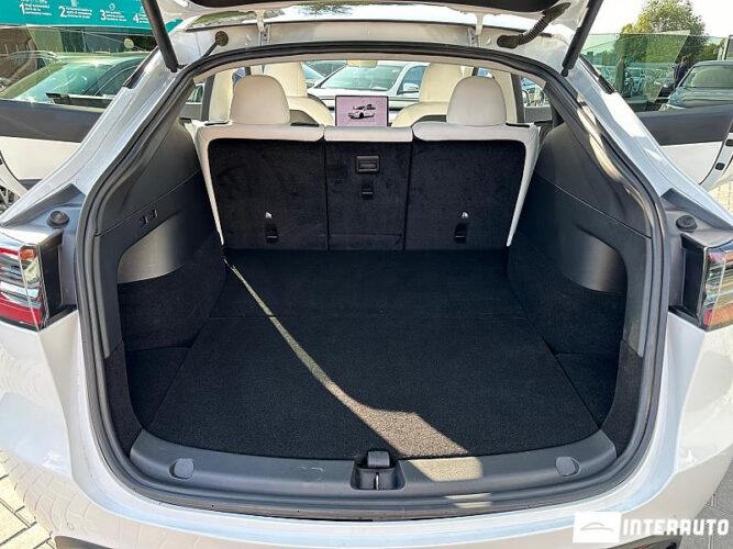Tesla Model Y 43 interauto-car
