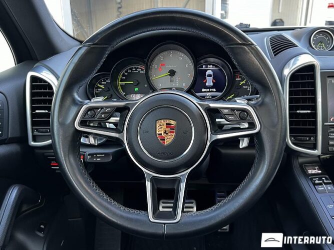 Porsche Cayenne S Hybrid 38 interauto-car