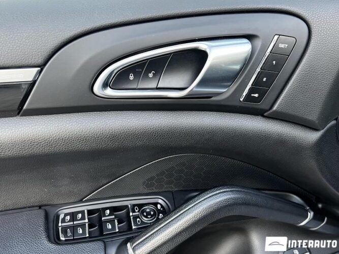 Porsche Cayenne S Hybrid 42 interauto-car