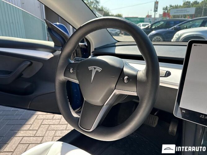 Tesla Model 3 36 interauto-car