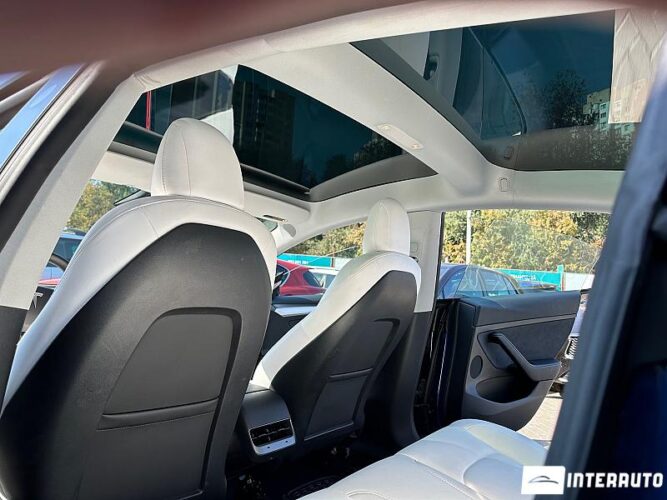 Tesla Model 3 43 interauto-car