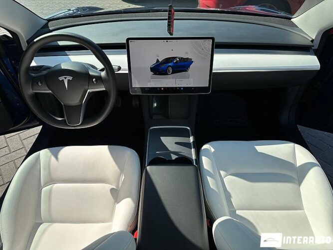 Tesla Model 3 37 interauto-car