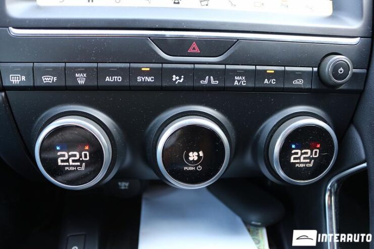 Jaguar E-Pace 44 interauto-car