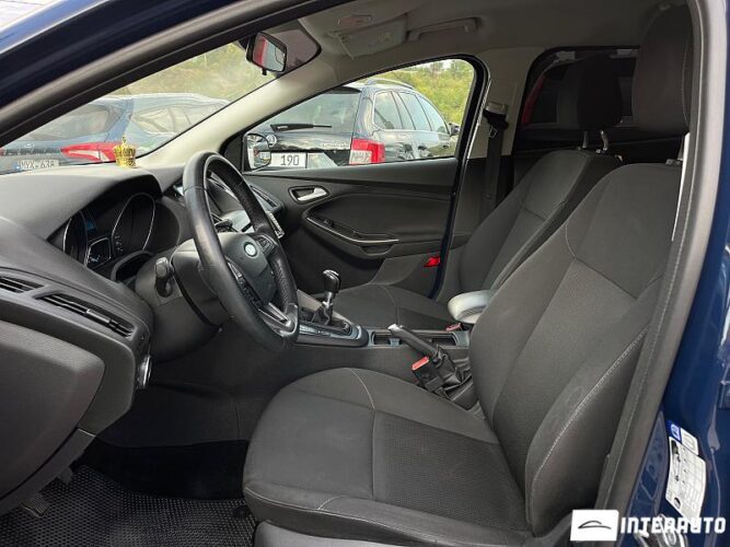 Ford Focus 33 interauto-car