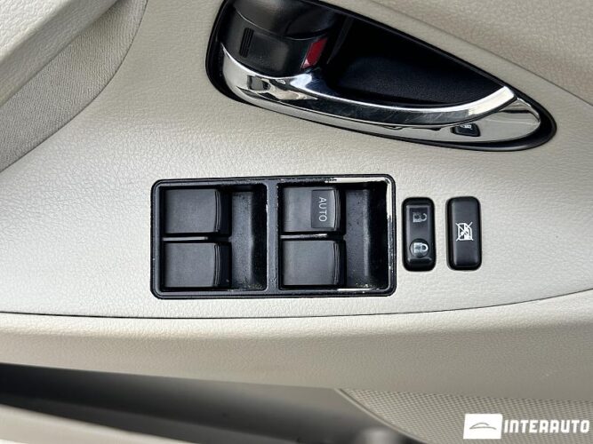 Toyota Camry 44 interauto-car