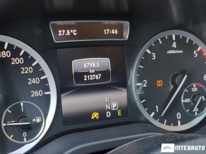 Infiniti Q30 39 interauto-car