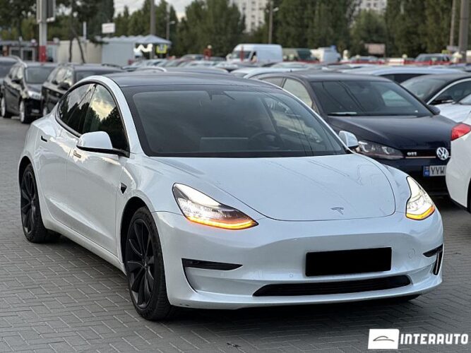 Tesla Model 3 28 interauto-car