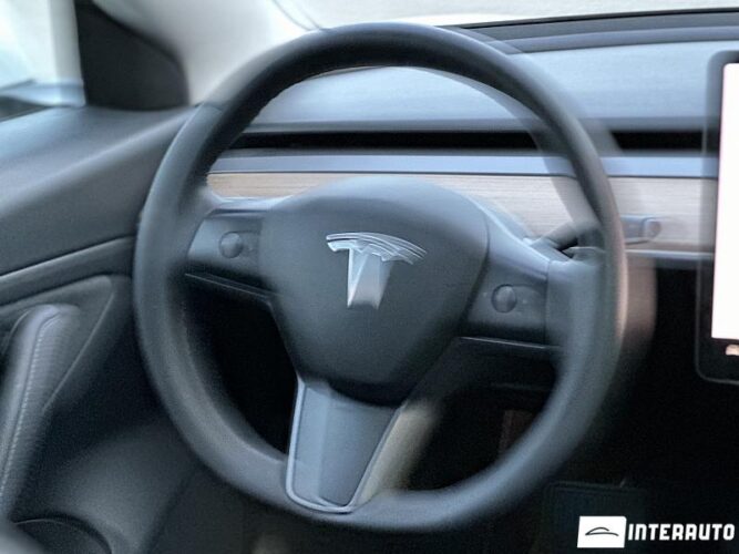 Tesla Model 3 32 interauto-car