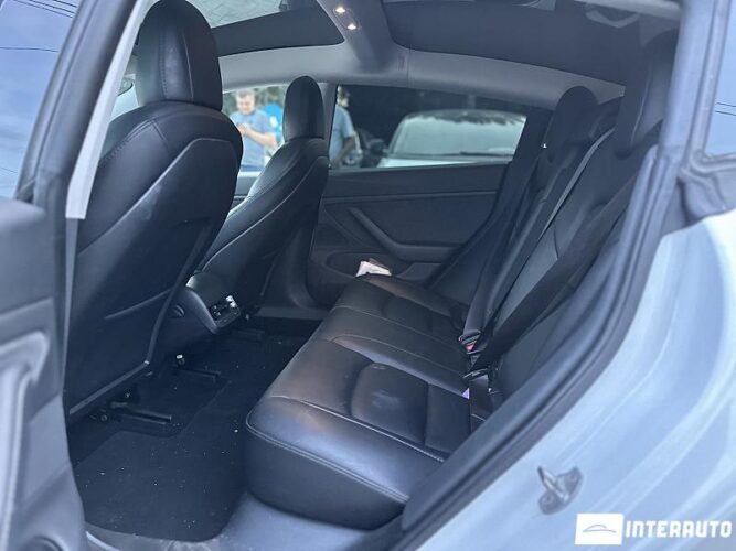 Tesla Model 3 37 interauto-car