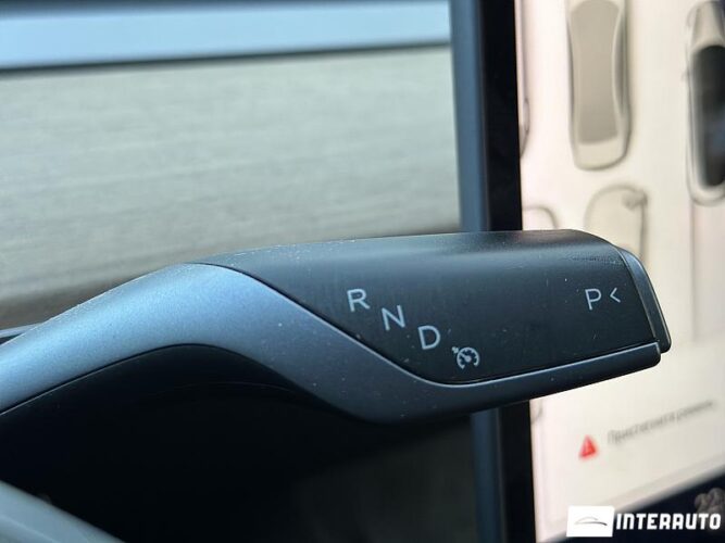 Tesla Model 3 33 interauto-car