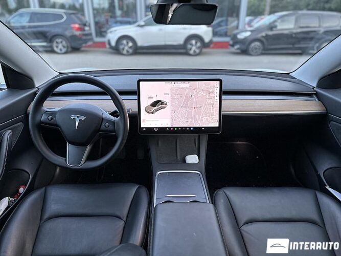Tesla Model 3 36 interauto-car
