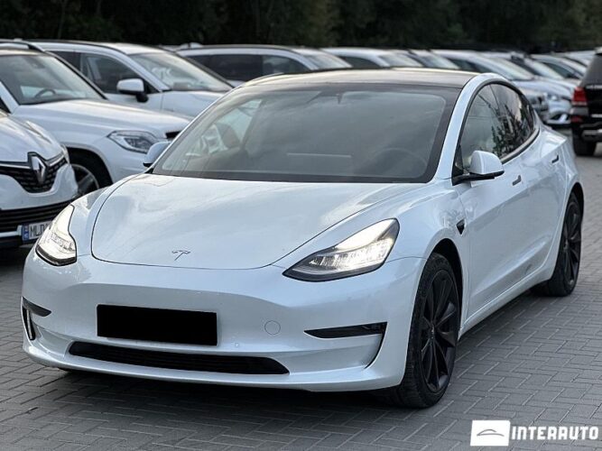 Tesla Model 3 26 interauto-car