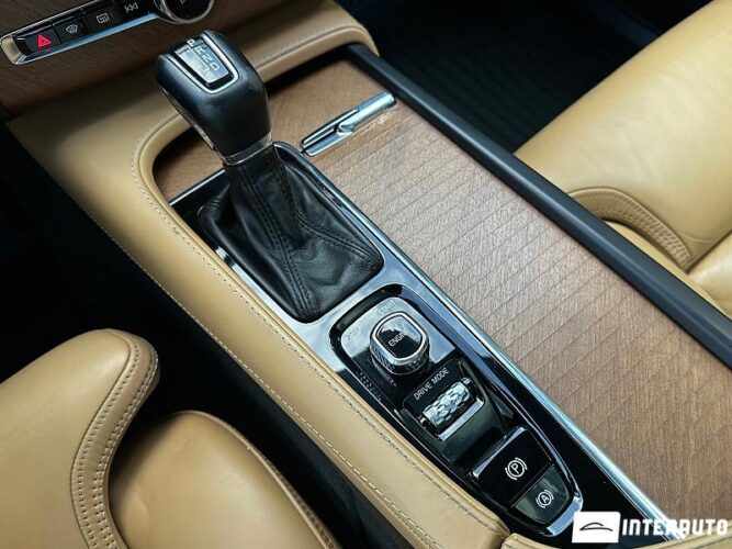 Volvo XC 90 48 interauto-car