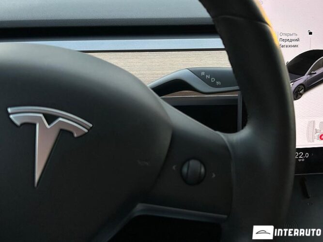 Tesla Model 3 37 interauto-car