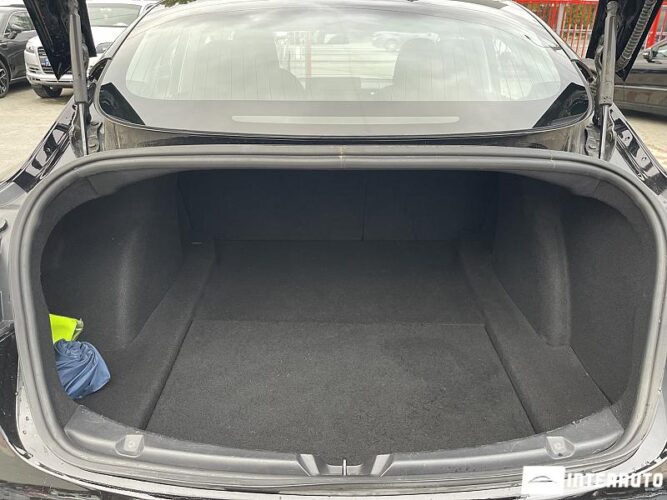 Tesla Model 3 43 interauto-car